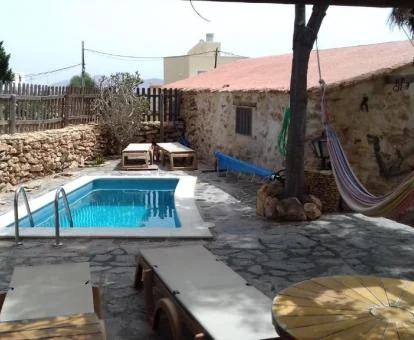 Zona exterior con piscina y mobiliario de este alojamiento rural.