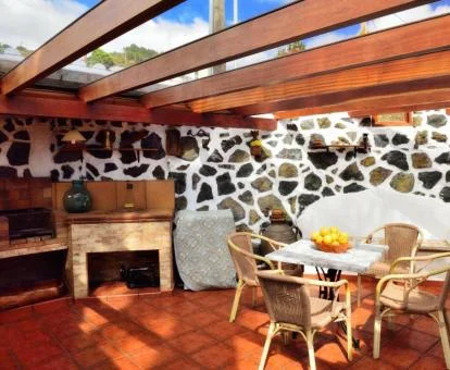 Agradable terraza con mobiliario y barbacoa de esta casa rural.