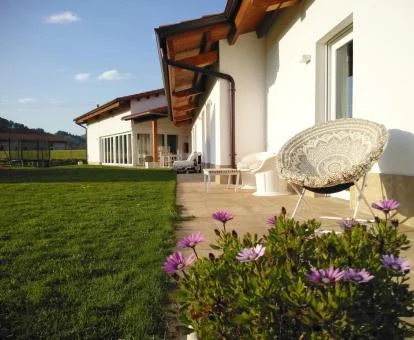 Zona exterior con jardín de este establecimiento con encanto.