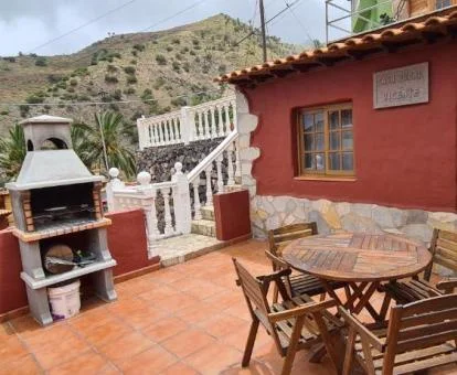 Agradable zona exterior con mobiliario y barbacoa de esta casa rural.