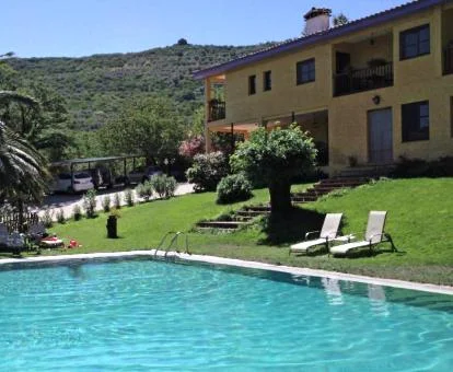Edificio de este hotel rural con piscina y rodeado de naturaleza.