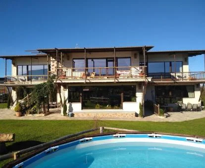 Edificio de este precioso establecimiento rural con piscina.