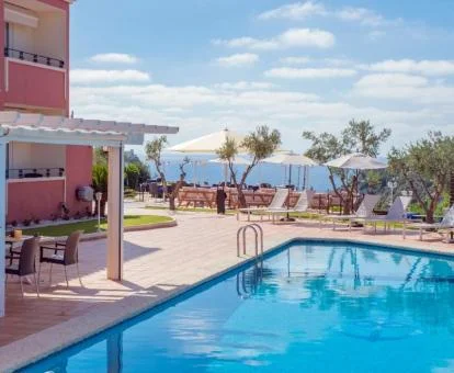 Hermosa zona exterior con piscina y solarium con vistas al mar de este hotel boutique.