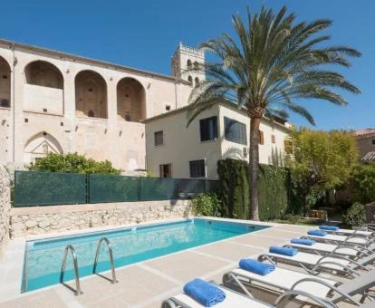 Hotel rural con piscina exterior y terraza solarium.