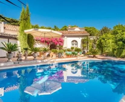 Alojamiento rural solo para adultos con piscina exterior y rodeado de jardines.