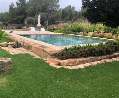 Zona exterior de este hotel con mucho encanto con piscina al aire libre y solarium.