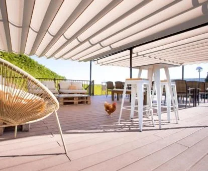 Terraza com mobiliario y vistas de este coqueto hotel boutique.