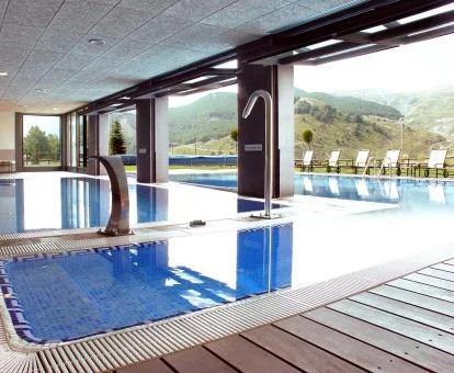 Preciosa piscina interior y exterior con hidroterapia y fabulosas vistas del spa.