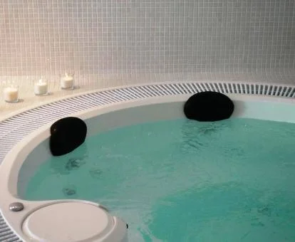 Jacuzzi de la zona de bienestar del hotel.