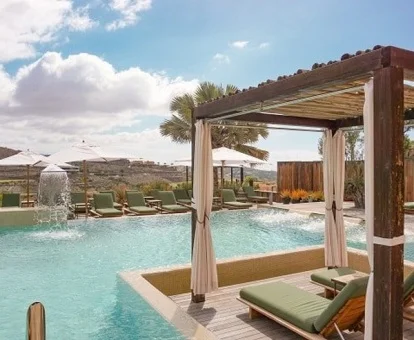 Espectacular piscina con elementos de hidroterapia al aire libre del hotel.