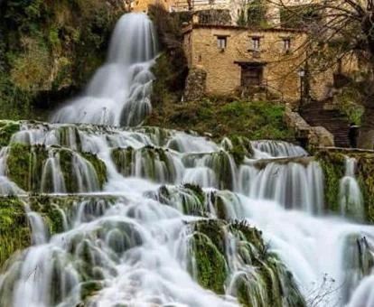 Hermosa casa rural independiente junto a una espectacular cascada natural.