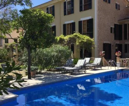 Hotel rural solo para adultos con zona exterior y piscina al aire libre.