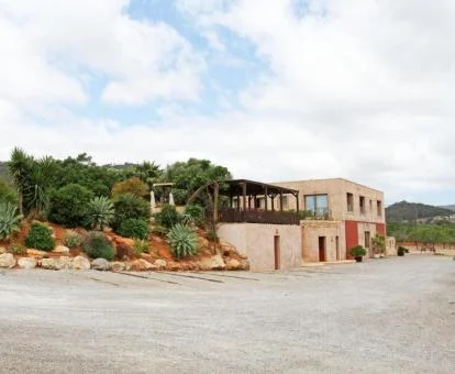 Precioso hotel rural solo para adultos rodeado de naturaleza y ubicado en una zona tranquila.