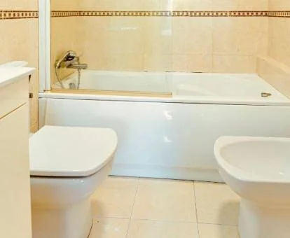 Baño con bañera de hidromasaje privada de este apartamento independiente.
