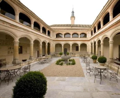 Patio interior con mobiliario de este elegante hotel tradicional.