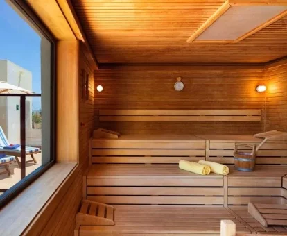 Sauna con vistas al exterior de las instalaciones de spa del hotel.