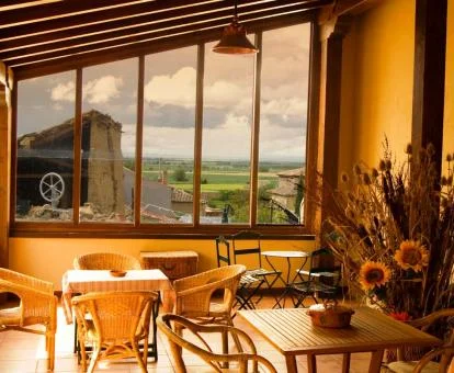 Uno de los acogedores espacios de uso compartido con vistas del hotel.