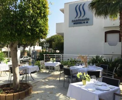 Terraza con comedor exterior y jardines de este hotel solo para adultos.