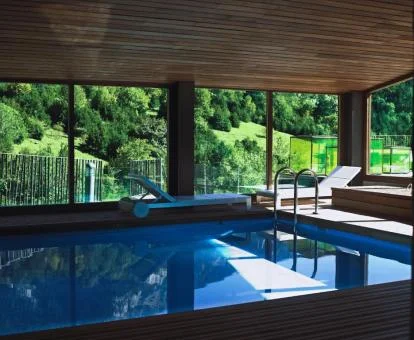 Piscina cubierta con vistas a la naturaleza del spa del hotel.
