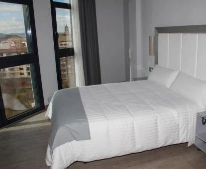 Una de las cómodas habitaciones con vistas a la ciudad del hotel.