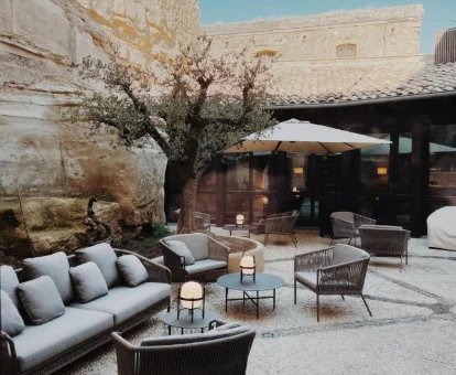 Agradable zona exterior con mobiliario de este establecimiento rural.