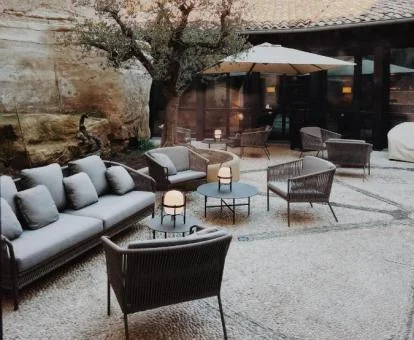 Acogedor patio interior con mobiliario de este hotel con encanto.