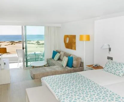 Una de las modernas habitaciones con vistas al mar y terraza del hotel.