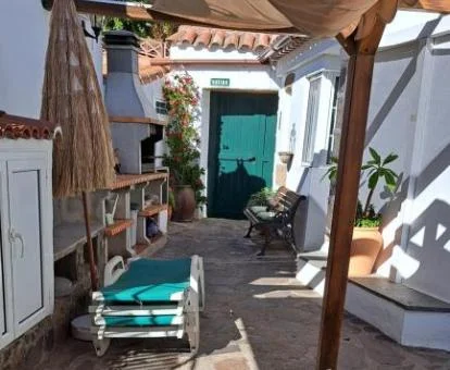 Zona exterior con mobiliario de esta casa rural independiente.
