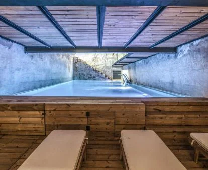 Piscina cubierta con zona de relajación del spa del hotel.