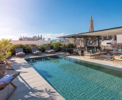 Hermosa terraza en la azotea con mobiliario y piscina al aire libre de este coqueto hotel boutique.