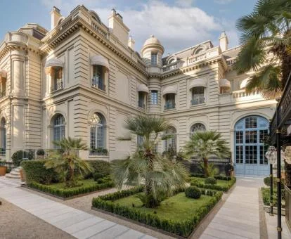 Fabuloso edificio con jardines exteriores de este hotel con encanto.