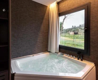 Bañera de hidromasaje privada de uno de los apartamentos del establecimiento.