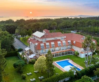 Vista aérea de este precioso hotel boutique rodeado de zonas verdes a poca distancia del mar.