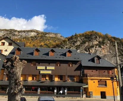 Precioso hotel rural rodeado de montañas.
