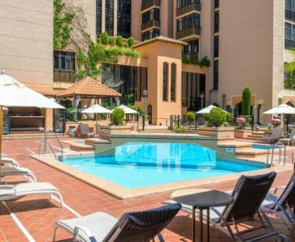 Agradable terraza solarium con piscina al aire libre de este coqueto hotel boutique.