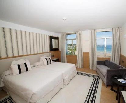 Una de las elegantes habitaciones con vistas al mar del hotel.