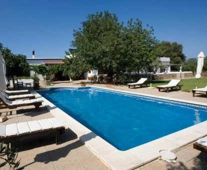 Coqueto hotel boutique en un entorno rural con amplia piscina y solarium.