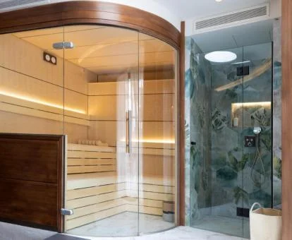 Instalaciones de este spa con sauna y duchas.