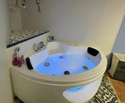Amplio jacuzzi privado de este maravilloso apartamento rural.