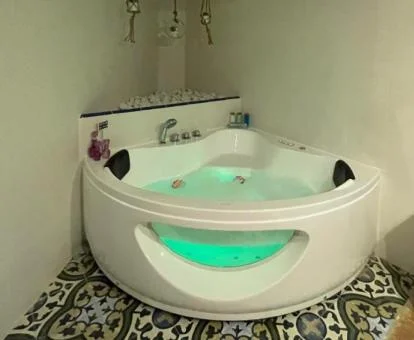 Maravilloso jacuzzi privado de este coqueto apartamento ideal para parejas.