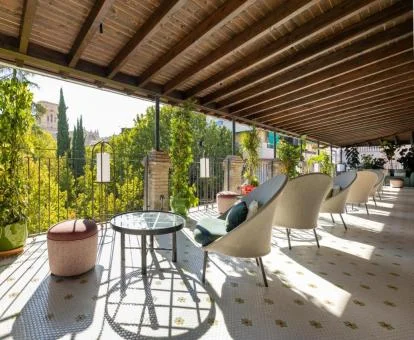 Acogedora terraza con mobiliario y vistas de este coqueto hotel boutique.