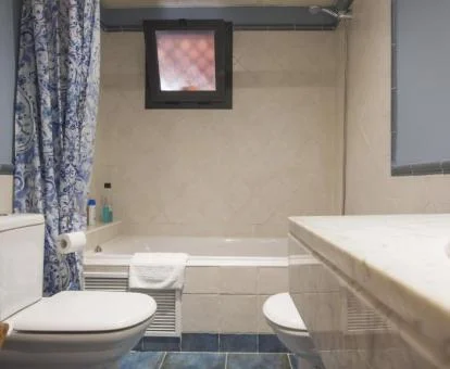 Bañera de hidromasaje privada en el baño de este acogedor apartamento.