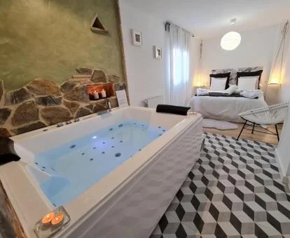 Dormitorio con bañera de hidromasaje privada cerca de la cama de este apartamento.