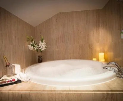 JAcuzzi del centro de bienestar del hotel.