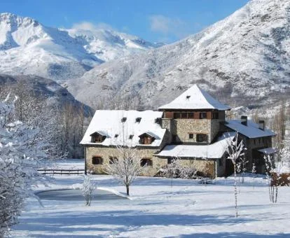 Hotel con encanto rodeado de naturaleza y de un bello paisaje nevado.