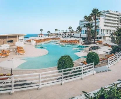 Amplias zonas exteriores con piscina de tipo laguna de este hotel solo para adultos.