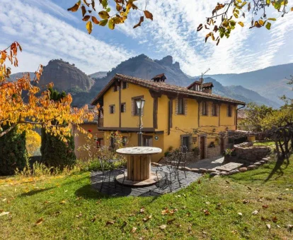 Hermoso hotel rural rodeado de naturaleza con zonas exteriores.