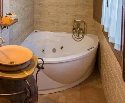 Bañera de hidromasaje privada en el baño del apartamento con terraza.