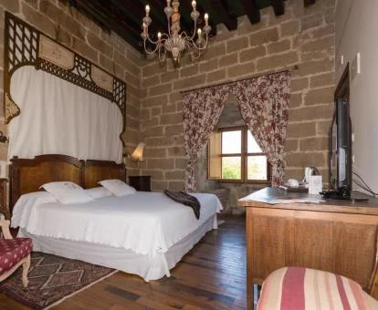 Una de las elegantes habitaciones de estilo tradicional de este hotel.