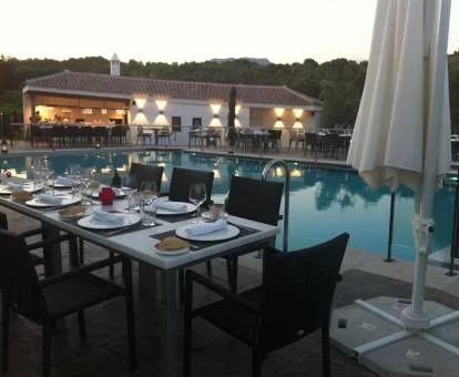 Hotel con encanto con zonas exteriores y amplia piscina al aire libre.